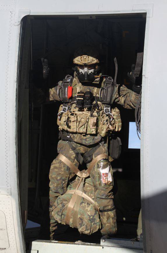 Un “boina negra” de la CRAV en la puerta lateral de un C-130 de día, aunque normalmente los saltos se realizan al anochecer. Un “boina negra” de la CRAV en la puerta lateral de un C-130 de día, aunque normalmente los saltos se realizan al anochecer.