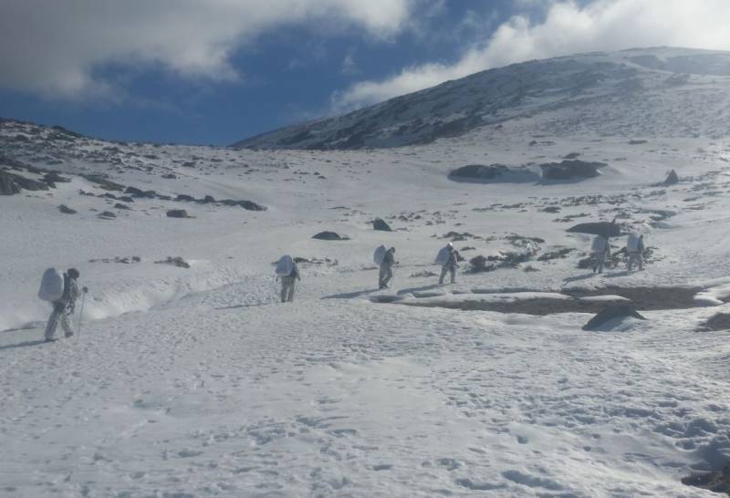 Miembros de la CRAV durante una marcha en montaña (foto CRAV). Miembros de la CRAV durante una marcha en montaña (foto CRAV).