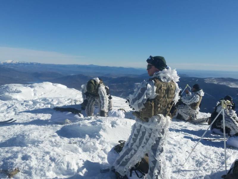 La CRAV está preparada en actuar en cualquier escenario o clima y aquí los vemos entrenándose en pleno invierno en una zona montañosa. Algunos de sus integrantes están en posesión del Curso de Montaña del ET (foto CRAV). La CRAV está preparada en actuar en cualquier escenario o clima y aquí los vemos entrenándose en pleno invierno en una zona montañosa. Algunos de sus integrantes están en posesión del Curso de Montaña del ET (foto CRAV).