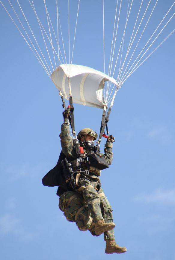 Primer plano de un integrante del CRAV, que lleva puesta la cámara de oxígeno, utilizada para realizar los saltos HALO/HAHO. Primer plano de un integrante del CRAV, que lleva puesta la cámara de oxígeno, utilizada para realizar los saltos HALO/HAHO.