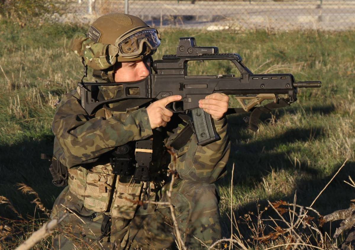 Un miembro de la CRAV empuñando un HK G-36K. Un miembro de la CRAV empuñando un HK G-36K.