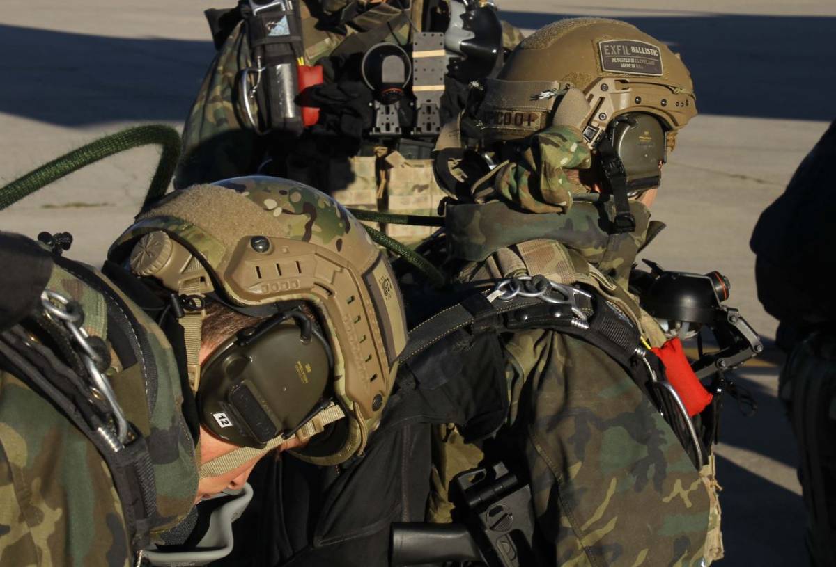 Para sus operaciones el personal de las CRAV utiliza 2 modelos de cascos que, valen tanto para el salto, como para el combate. En primer plano se ve uno de la firma Ops-Core, mientras que el otro “boina negro” de segunda plano lleva un "Exfil Ballistic" d Para sus operaciones el personal de las CRAV utiliza 2 modelos de cascos que, valen tanto para el salto, como para el combate. En primer plano se ve uno de la firma Ops-Core, mientras que el otro “boina negro” de segunda plano lleva un "Exfil Ballistic" d