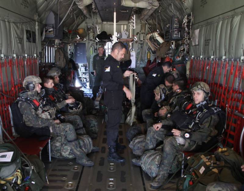 Miembros de la RCAV en el interior de un C-130 "Hercules", que son los “taxi” de la Fuerza, junto a los helicópteros, aunque en operaciones como la de Afganistán se desplazaban en vehículos como los RG-31 y "Lince". Miembros de la RCAV en el interior de un C-130 "Hercules", que son los “taxi” de la Fuerza, junto a los helicópteros, aunque en operaciones como la de Afganistán se desplazaban en vehículos como los RG-31 y "Lince".