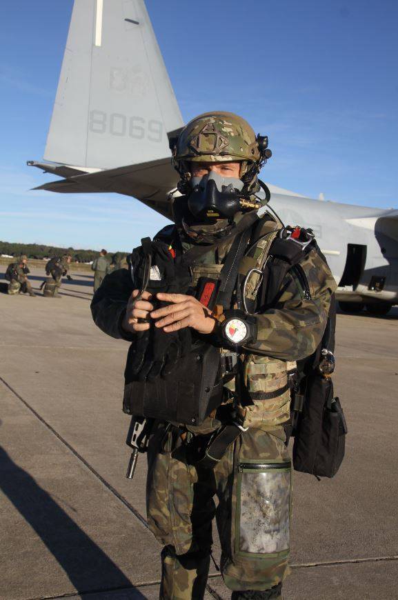 Un miembro de la RCAV listo para un salto HAHO. Lleva puesta la máscara de oxígeno imprescindible para estos saltos. Un miembro de la RCAV listo para un salto HAHO. Lleva puesta la máscara de oxígeno imprescindible para estos saltos.