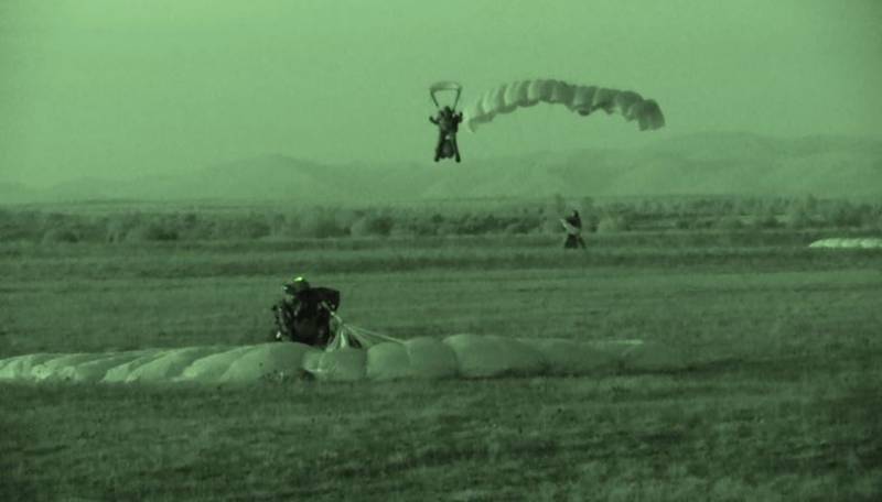 Imagen tomada de noche de la llegada a tierra de varios miembros de la CRAV tras un exigente salto HAHO (foto CRAV). Imagen tomada de noche de la llegada a tierra de varios miembros de la CRAV tras un exigente salto HAHO (foto CRAV).