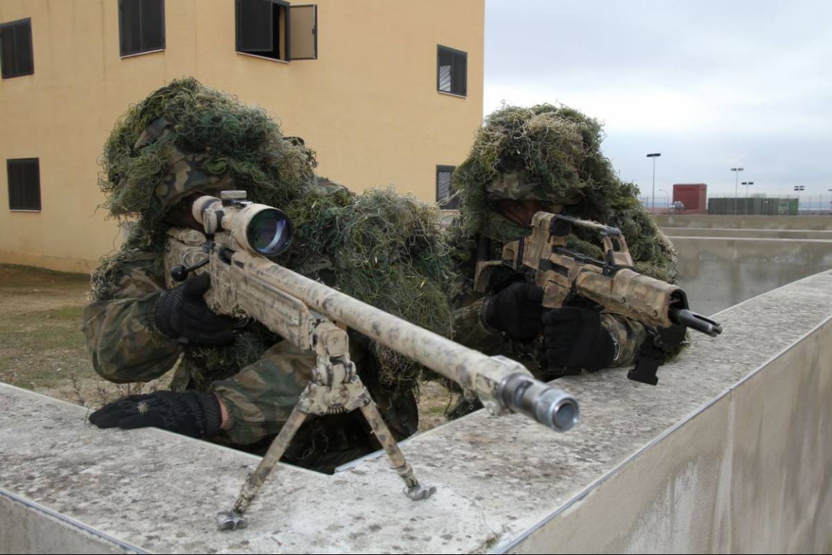 Los equipos de tiradores los forman un mínimo de 2 combatientes, el tirador, en este caso con un Accuracy AWF; y el observador, que lleva un K-36K. Los equipos de tiradores los forman un mínimo de 2 combatientes, el tirador, en este caso con un Accuracy AWF; y el observador, que lleva un K-36K.