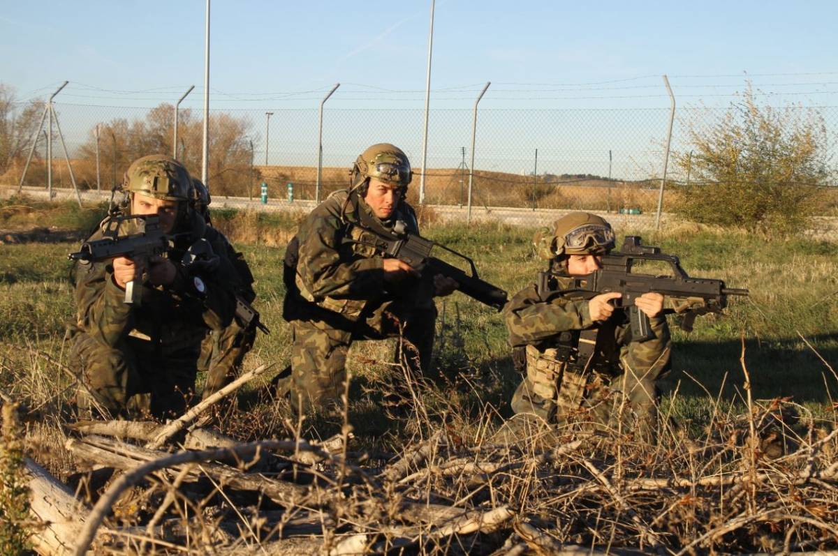 La verdadera misión de los equipos de la RACV empieza cuando se llega el suelo. Aquí podemos ver a varios de sus miembros empuñando sus HK G-36K y la K es por "Kurz" (corto). La verdadera misión de los equipos de la RACV empieza cuando se llega el suelo. Aquí podemos ver a varios de sus miembros empuñando sus HK G-36K y la K es por "Kurz" (corto).