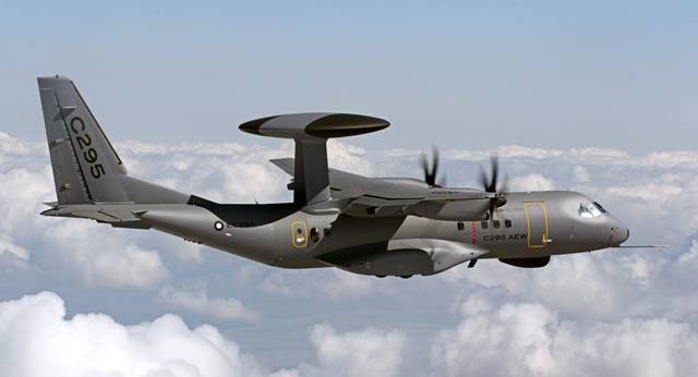 El C295 tiene una versión AEW, fácilmente distinguible por la “seta” que alberga la antena del radar. Foto: ADS El C295 tiene una versión AEW, fácilmente distinguible por la “seta” que alberga la antena del radar. Foto: ADS