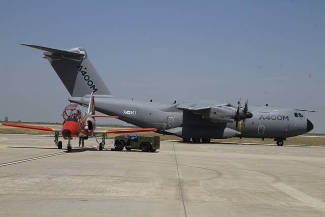 Uno de los prototipos del A400M, rodando por detrás de un CASA C-101, de la “Patrulla Águila”. Foto: Julio Maíz. Uno de los prototipos del A400M, rodando por detrás de un CASA C-101, de la “Patrulla Águila”. Foto: Julio Maíz.
