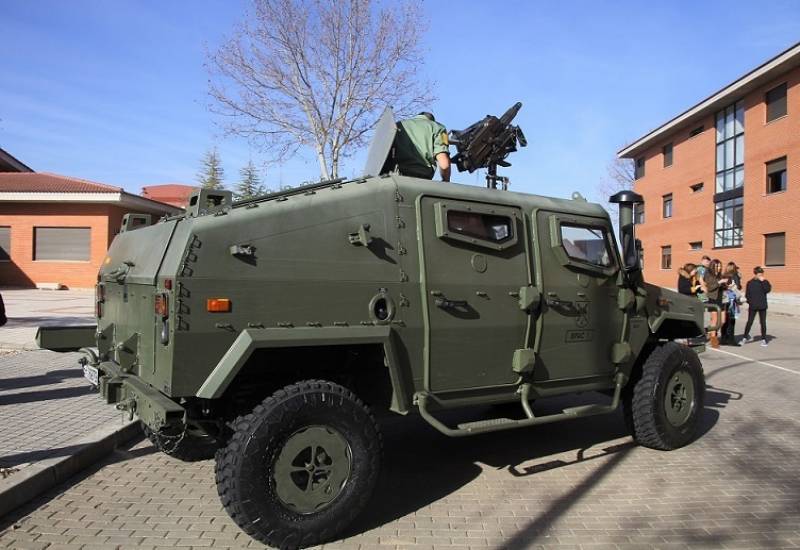 Este Uro VAMTAC ST5 está armado con el lanzagranadas LAG-40, de diseño y fabricación española. Este Uro VAMTAC ST5 está armado con el lanzagranadas LAG-40, de diseño y fabricación española.