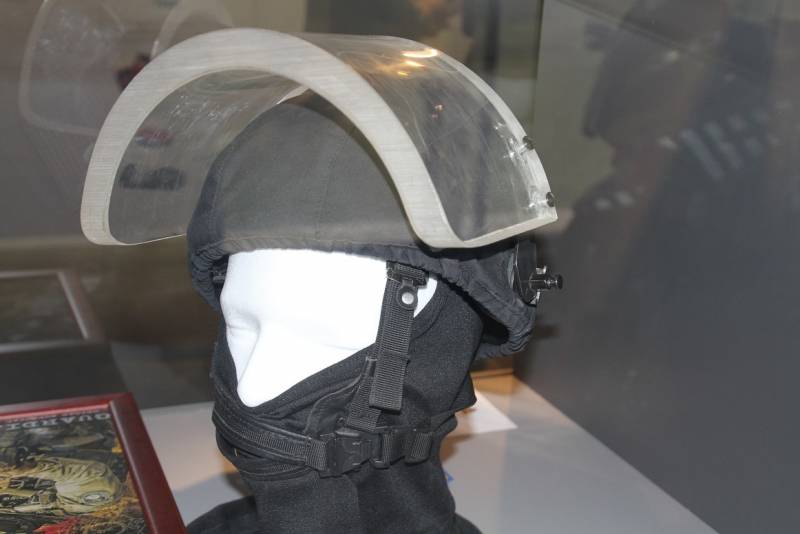 Uno de los cascos de intervención que utiliza la UEI. Uno de los cascos de intervención que utiliza la UEI.