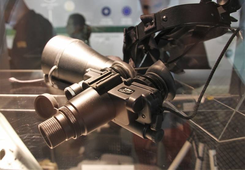 Las gafas de versión nocturna de 2º + generación Lahoux Optics DVS-8. Las gafas de versión nocturna de 2º + generación Lahoux Optics DVS-8.