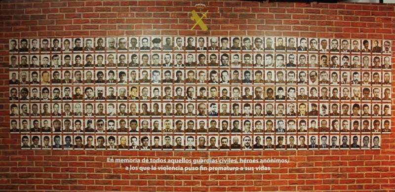 Un panel recuerda a los 243 agentes asesinados en actos terroristas, entre 1968 y 2010, la mayoría por los sicarios de ETA. Un panel recuerda a los 243 agentes asesinados en actos terroristas, entre 1968 y 2010, la mayoría por los sicarios de ETA.