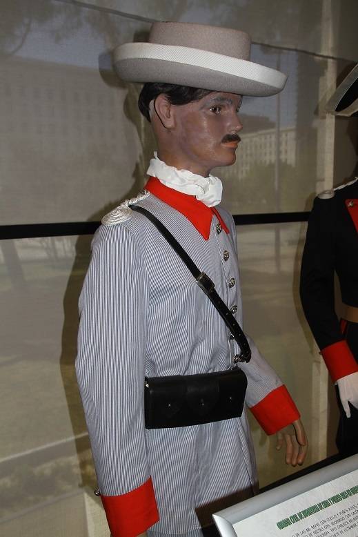 Entre los múltiples uniformes expuestos destaca este utilizado en Cuba, conocido como rayadillo. Entre los múltiples uniformes expuestos destaca este utilizado en Cuba, conocido como rayadillo.