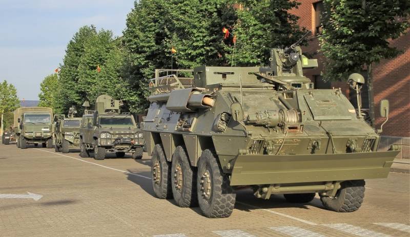 1-	El desfile terrestre lo abri� un veterano blindado 6x6 BMR-600 M1 en su versi�n de zapadores asignado al Batall�n de Zapadores Paracaidistas VI (BZPAC VI).