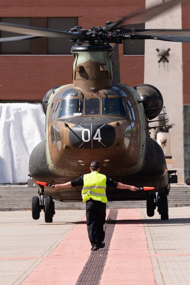 2-	Un helic�ptero Boeing CH-47D �Chinook� de las FAMET aterriz� en el patio de armas la base �Pr�ncipe�, detr�s se ve el monumento a los ca�dos de la BRIPAC. (foto: Phelipe DelaTorre)