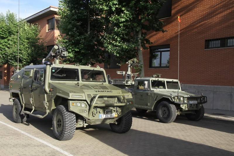3-	Dos de los Uro VAMTAC que desfilaron, en primer plano un ST5 armado con un lanzador de misiles anticarro Rafael �Spike�, y en segundo plano un S3 con un montaje antia�reo MBDA �Mistral�.
