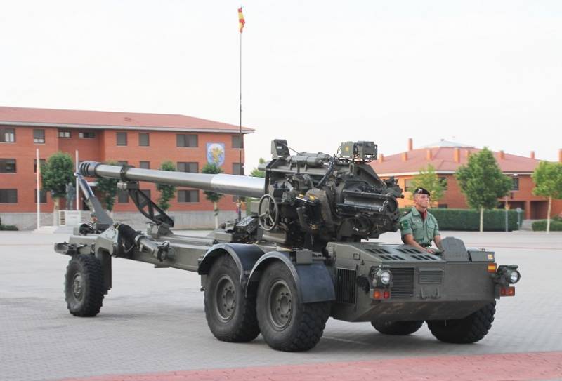 4-	Es muy poco habitual ver desfilando al ob�s SIAC de 155 mm propulsado por su propio motor di�sel de 106 CV.