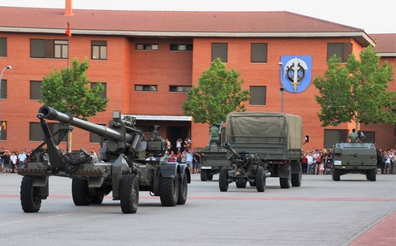 7-	Curiosa imagen de los tres sistemas de fuego que utiliza Grupo de Artiller�a de Campa�a Paracaidista (GACAPAC), en primer plano el ob�s SIAC de 155 mm, en segundo la pieza remolcada Light Gun L-118/119 de 105 mm, y a la derecha lanzador del misil antia