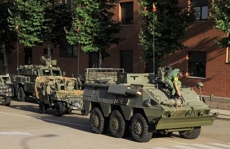 8-	Los miembros de la BRIPAC revisan sus veh�culos antes de participar en el desfile.