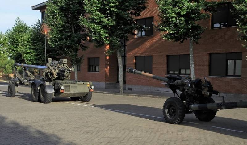 11-	Los dos modelos de obuses que utiliza el GACAPAC, el ob�s SIAC de 155 mm (a la derecha), y la pieza remolcada Light Gun L-118/119 de 105 mm.