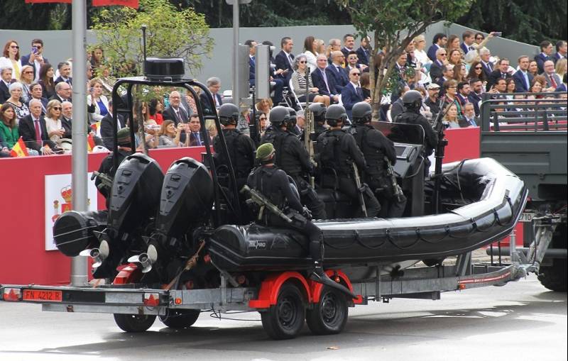 Durante el desfile del pasado d�a 12 de octubre vimos pasar una lancha semirr�gida Zodiac MILPRO ocupada por 9 profesionales de la FGNE, armados con pistolas, escopetas, subfusiles, fusiles de asalto y rifles de precisi�n. (foto: Julio Ma�z/defensa.com)