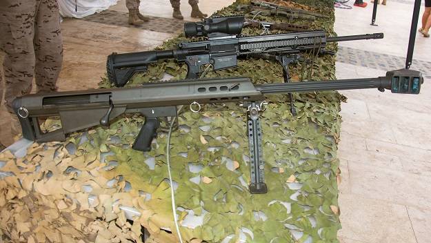 En la exposici�n de armamento de Cartagena pudimos ver el excelente binomio de para tiradores equipos de tiradores de �lite, en primer t�rmino el fusil contra material Barrett M95 y en segundo plano el HK-417, que usar�a el spotter. (foto: Jos� Dami�n Gonz�lez)