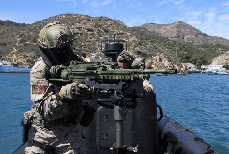 Este miembro de la FGNE empu�a una ametralladora FN la Minimi de 7,62 mm montada en un m�stil y soporte instalado en una lancha semirr�gida. (foto: Julio Ma�z/defensa.com)
