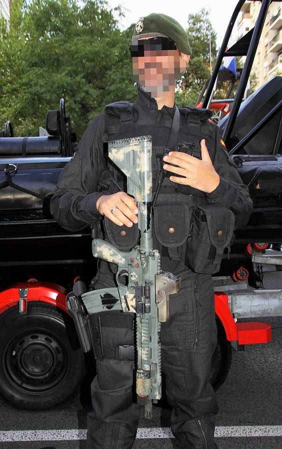 Antes del desfile pudimos ver a este profesional de la FGNE con su HK-416, al que le han aplicado camuflaje y algunos detalles como el as de picas que lleva del cargador. (foto: Julio Ma�z/defensa.com)