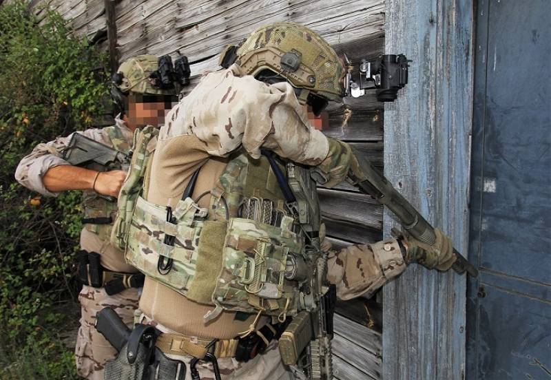 Un cl�sico de la lucha en espacios confinados o CQB (Close Quarters Combat), como ser�an las zonas urbanas y los barcos sospechosos, la escopeta Remington  870. (foto: Julio Ma�z/defensa.com)