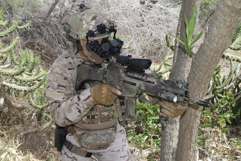 Un miembro de la FGNE empu�a un HK G-36 provisto de un visor Trijicon ACOG. (foto: Julio Ma�z/defensa.com)