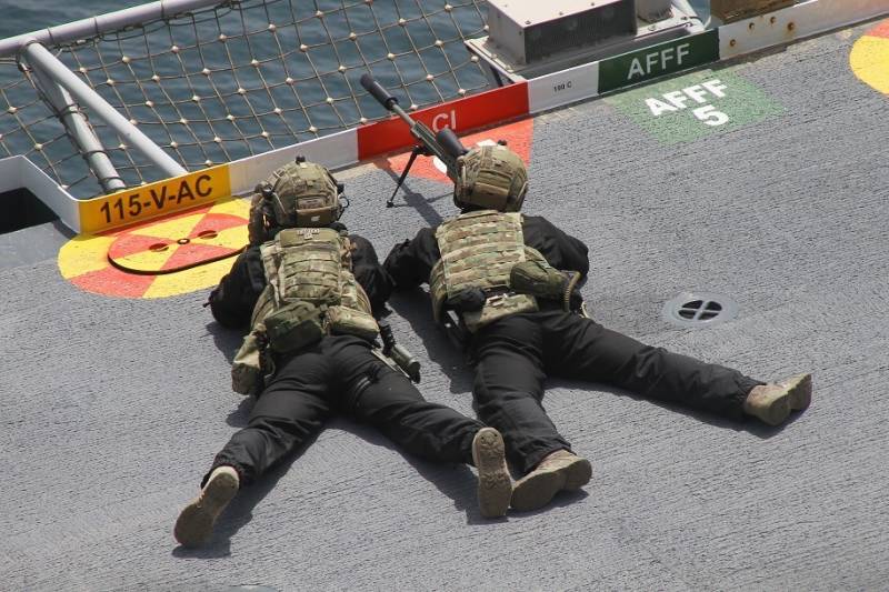 Un equipo de tiradores de �lite  de la FGNE con su fusil de precisi�n AXMC (AX Multi Calibre) de .338, de la firma brit�nica Accuracy International (AI), en la semirigida vista en el desfile uno de los operadores llevaba uno de �stos. (foto: Julio Ma�z/defensa.com)
