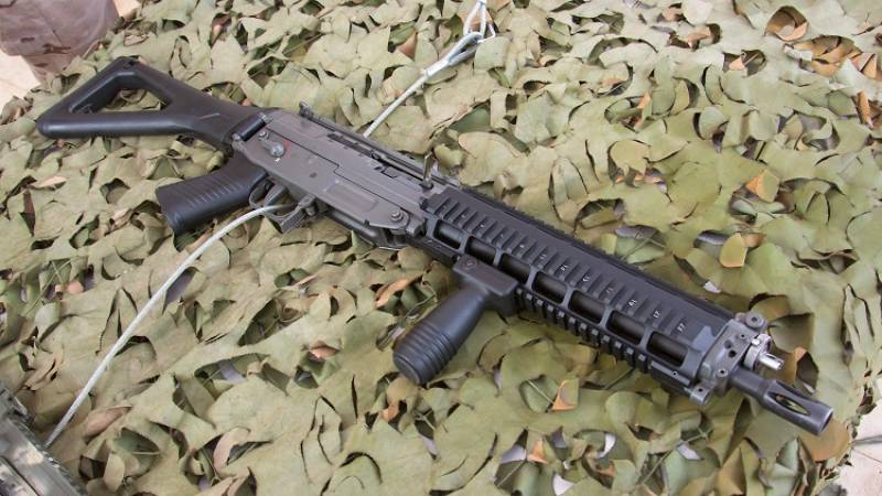 Un curioso fusil de asalto suizo SIG Sauer 553 visto en la exposici�n de Cartagena, que fue probado por la FGNE, seguramente proceder� del lote intervenido en 2016 en la Aduana de Algeciras. (foto: Jos� Dami�n Gonz�lez)