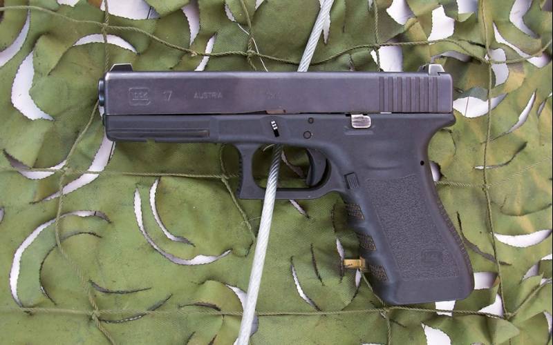 Durante el desfile los participantes llevaban pistolas austriacas Glock-17 de 9 mm, en la exposici�n de Cartagena tambi�n se mostr� una. (foto: Jos� Dami�n Gonz�lez)