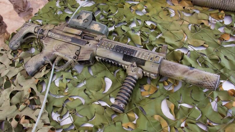 El veterano pero eficaz subfusil HK MP5 dotado de un supresor de sonido y una mira hologr�fica norteamericana EOtech. (foto: Jos� Dami�n Gonz�lez)