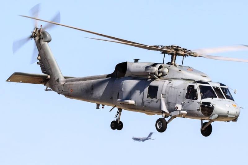 Un SH-60F en vuelo estacionario, debajo de este se ve aterrizando un C.17 de la Fuerza Aérea de Estados Unidos. Un SH-60F en vuelo estacionario, debajo de este se ve aterrizando un C.17 de la Fuerza Aérea de Estados Unidos.