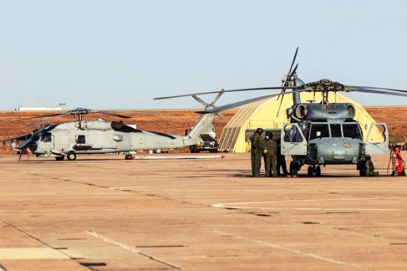 En primer plano un SH-60F de la Quinta Escuadrilla, detrás se ve un SH-60B de la Décima Escuadrilla. ((Fotos de Rubén Galindo Verdugo, textos Julio Maíz)) En primer plano un SH-60F de la Quinta Escuadrilla, detrás se ve un SH-60B de la Décima Escuadrilla. ((Fotos de Rubén Galindo Verdugo, textos Julio Maíz))