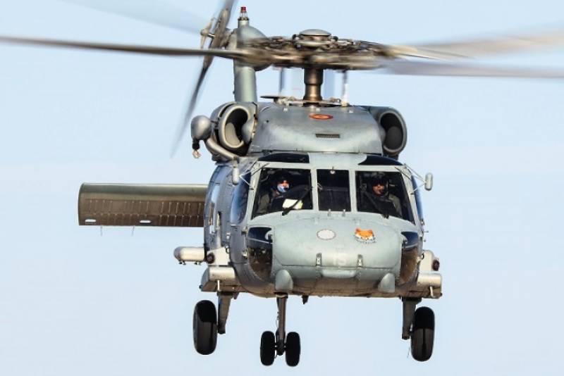 Vista frontal de un SH-60F, se aprecia el tren de aterrizaje extendido al máximo Vista frontal de un SH-60F, se aprecia el tren de aterrizaje extendido al máximo