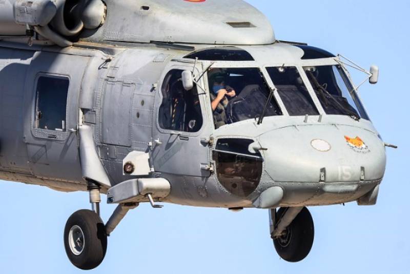 Primer plano de la cabina del helicóptero SH-60F Primer plano de la cabina del helicóptero SH-60F