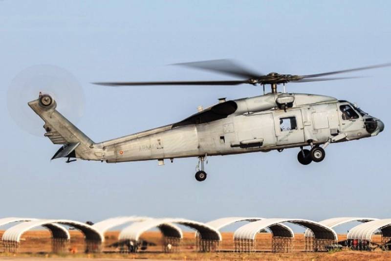 Vista lateral de un SH-60F, detrás se ven los refugios donde se alojan los “Harrier” de la Novena Escuadrilla. Vista lateral de un SH-60F, detrás se ven los refugios donde se alojan los “Harrier” de la Novena Escuadrilla.