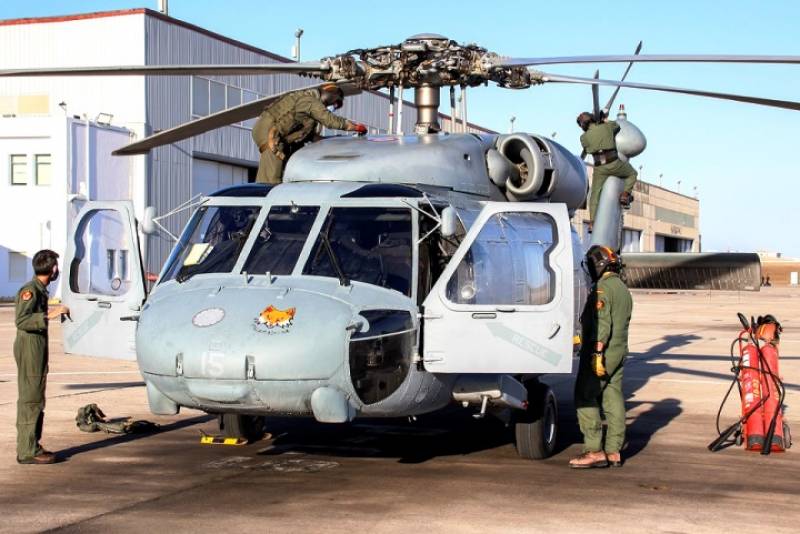 Personal de la Quinta Escuadrilla preparando un SH-60F para una nueva misión Personal de la Quinta Escuadrilla preparando un SH-60F para una nueva misión