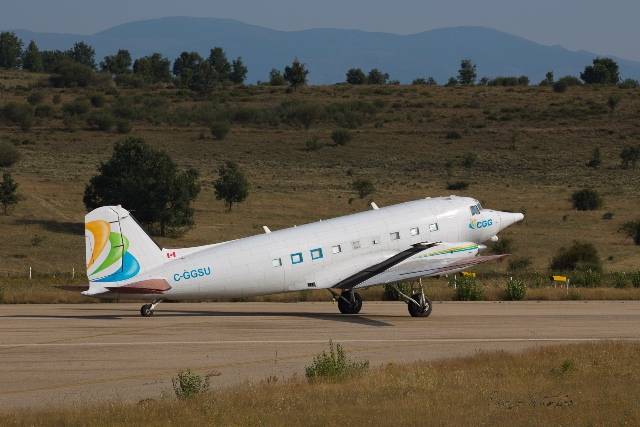 El aparato, llegó en vuelo directo desde Tenerife, haciendo noche en el Aeropuerto Leonés, para salir al día siguiente hacia Belfast. (Texto y fotografías: Pablo Mateos Neira, @NeiraMateos) El aparato, llegó en vuelo directo desde Tenerife, haciendo noche en el Aeropuerto Leonés, para salir al día siguiente hacia Belfast. (Texto y fotografías: Pablo Mateos Neira, @NeiraMateos)