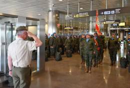 Teniente general recibe al contingente