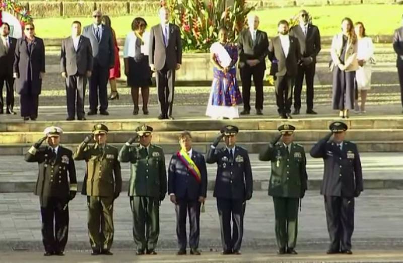 Gustavo Petro, nuevo presidente de Colombia junto a su cúpula militar. Gustavo Petro, nuevo presidente de Colombia junto a su cúpula militar.