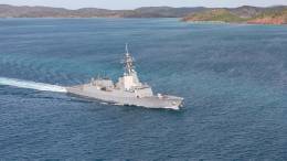 El HMAS �Brisbane� navega a trav�s del canal Pr�ncipe de Gales en Queensland (Royal Australian Navy)