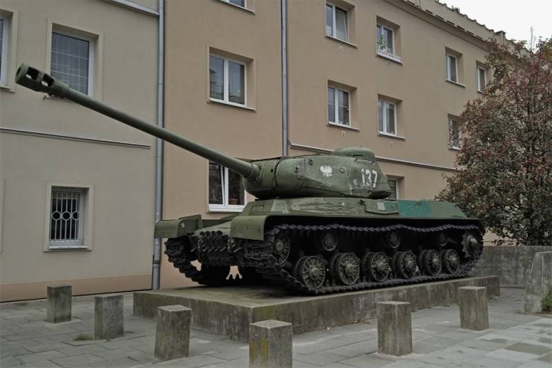 El carro de combate IS 2 expuesto en Nowa Huta. (foto Julio Ma�z)