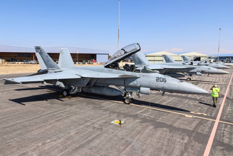 Línea de F/A-18E/F en la plataforma usada en Albacete por los participantes en el TLP. (foto Rubén Galindo) Línea de F/A-18E/F en la plataforma usada en Albacete por los participantes en el TLP. (foto Rubén Galindo)