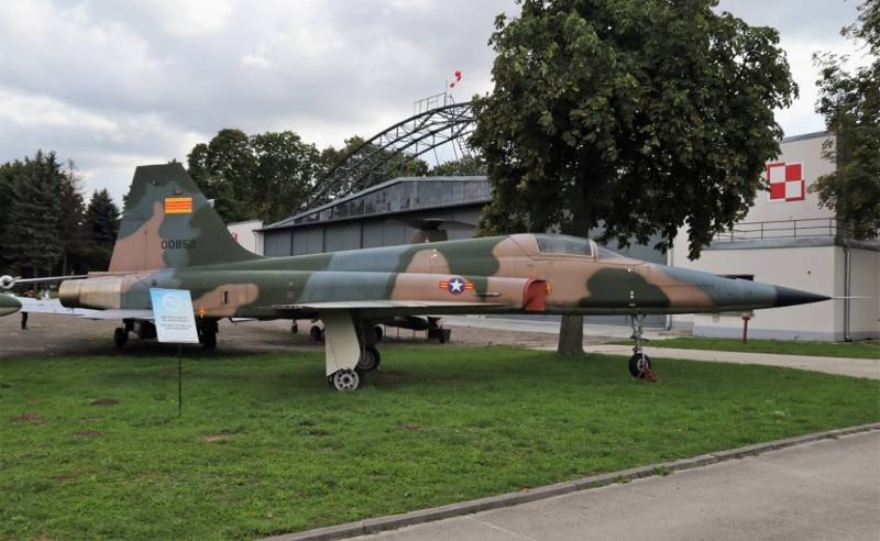 El F-5E “Tiger” II que podemos ver en el museo de Cracovia. (foto Julio Maíz) El F-5E “Tiger” II que podemos ver en el museo de Cracovia. (foto Julio Maíz)