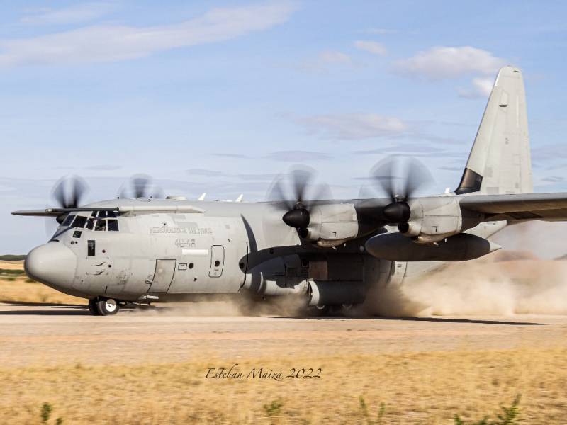 130J Súper Hércules de la Aeronáutica Militare italiana en carrera de despegue desde el aeródromo de Ablitas efectuar una evacuación simulada de un herido, indicativo ‘VEGA14’. (Esteban Maiza) 130J Súper Hércules de la Aeronáutica Militare italiana en carrera de despegue desde el aeródromo de Ablitas efectuar una evacuación simulada de un herido, indicativo ‘VEGA14’. (Esteban Maiza)