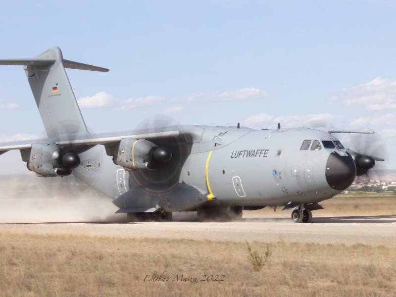 Un A-400M de la Luftwaffe alemana operando en la pista de tierra del aeródromo de Ablitas, indicativo ‘GRIZZLY12’. (Esteban Maiza) Un A-400M de la Luftwaffe alemana operando en la pista de tierra del aeródromo de Ablitas, indicativo ‘GRIZZLY12’. (Esteban Maiza)